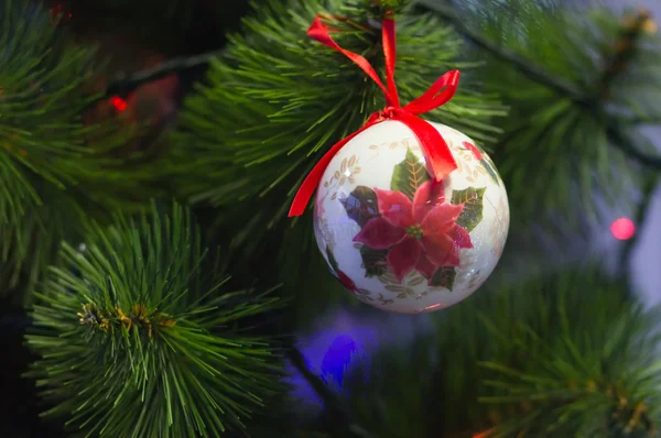 Giocattoli di Natale su un albero di Natale — Foto Stock