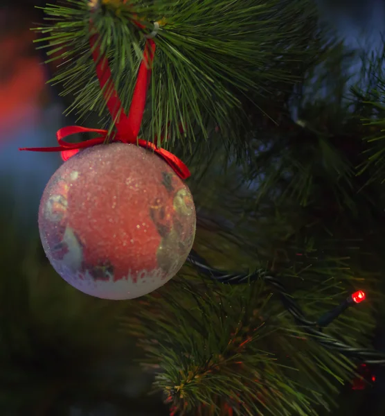 Giocattoli di Natale su un albero di Natale — Foto Stock