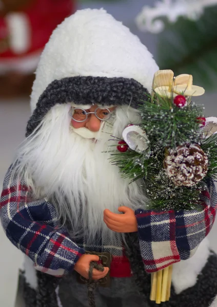 Spielzeug Weihnachtsmann mit Christbaumschmuck — Stockfoto