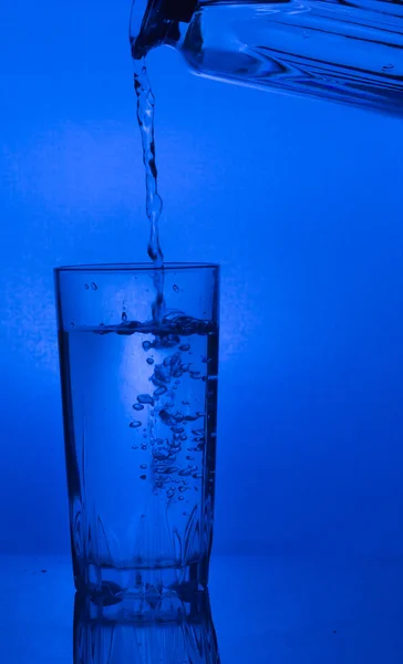 Voda nalitá do sklenice — Stock fotografie