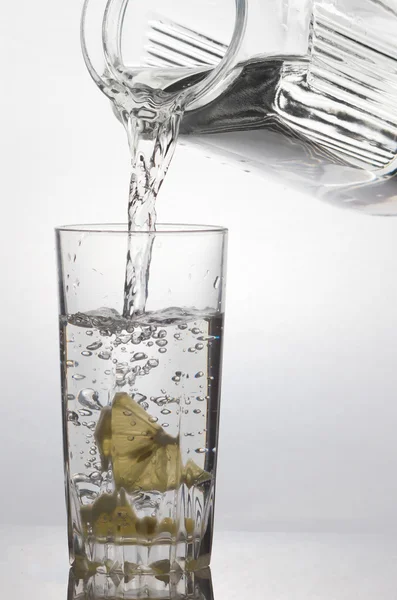 레몬 물 한 잔에 빠졌다 — 스톡 사진