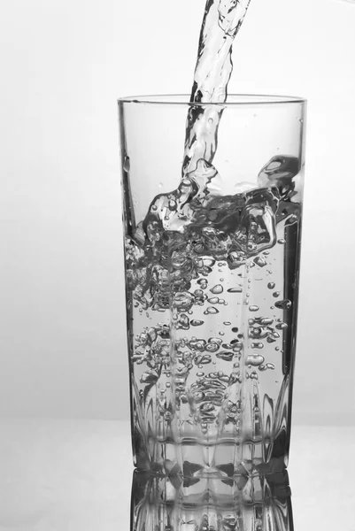 Wasser in Glas gießen — Stockfoto