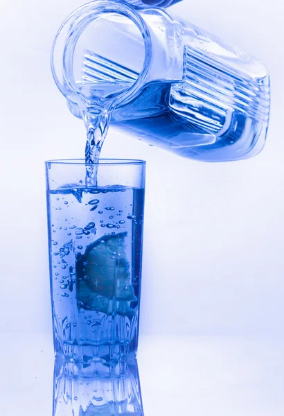 Zitronen fielen mit Wasser ins Glas — Stockfoto