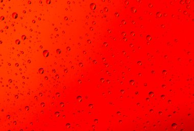 Su damlalarının arka planı cama düşer