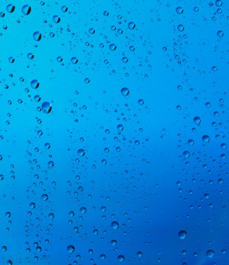 Su damlalarının arka planı cama düşer