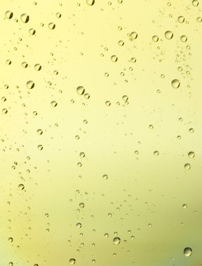 Su damlalarının arka planı cama düşer