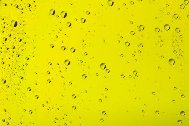 Su damlalarının arka planı cama düşer