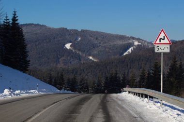 Kar - kaplı ağaçlar çevrili kış yol