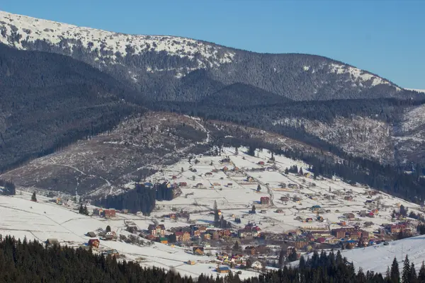 Invierno montaña país panorama con abeto bosque —  Fotos de Stock