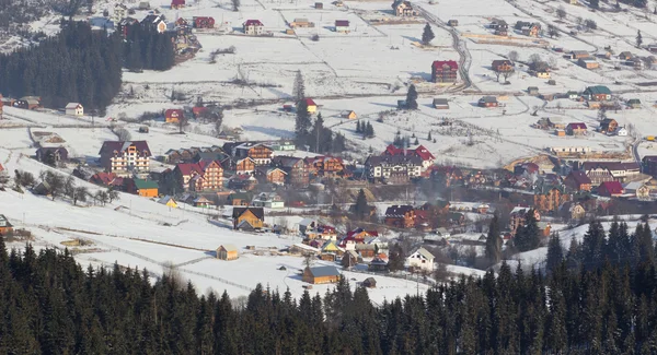 Invierno montaña país panorama con abeto bosque —  Fotos de Stock