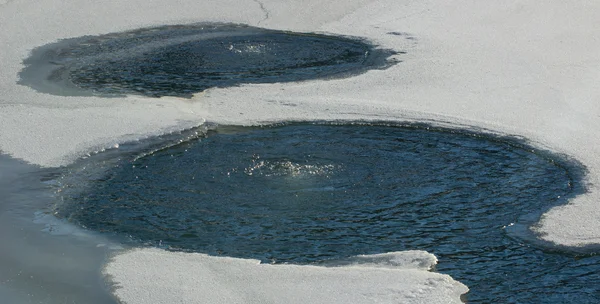 얼어붙은 강에 얼음에 균열. — 스톡 사진