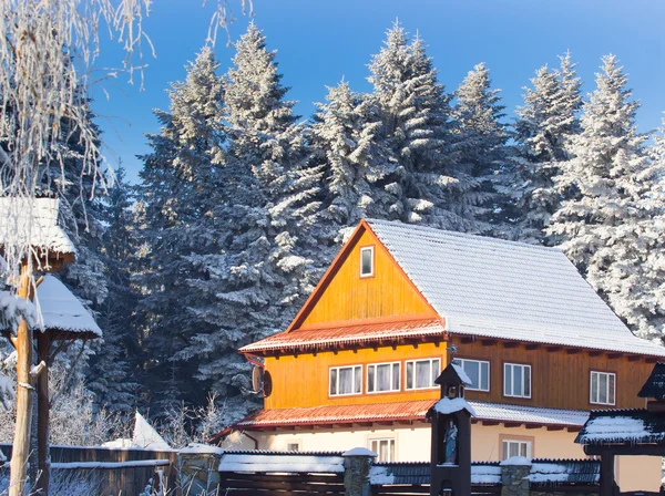 Casa de madeira na floresta de inverno — Fotografia de Stock