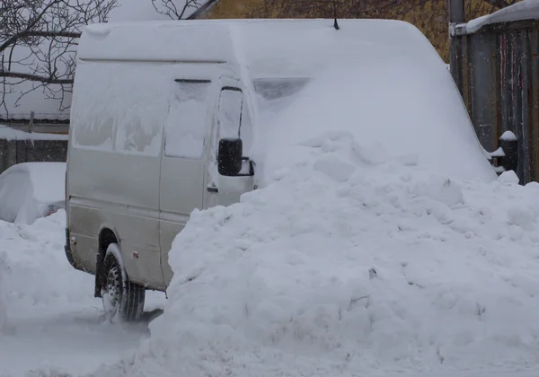 积雪的路上突然和大雪的乡间路上。它的驾驶变得危险 — 图库照片