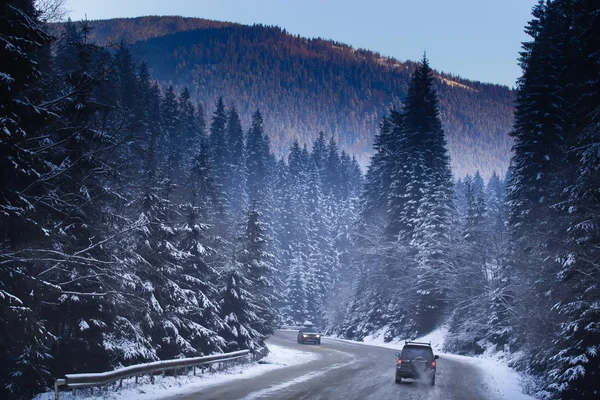 Zaśnieżonej drodze nagłe i ciężkie śniegu na drodze. To jazda staje się niebezpieczny — Zdjęcie stockowe