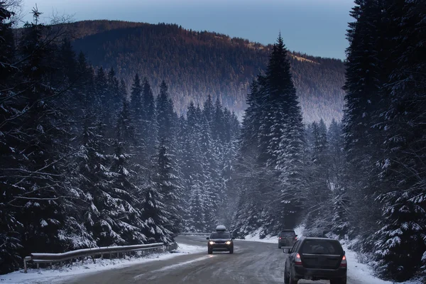 积雪的路上突然和大雪的乡间路上。它的驾驶变得危险 — 图库照片
