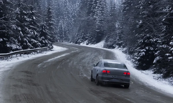 积雪的路上突然和大雪的乡间路上。它的驾驶变得危险 — 图库照片