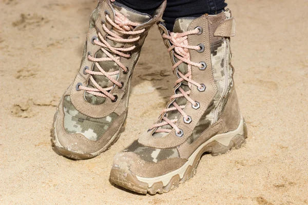 Botas militares o de senderismo en la arena . — Foto de Stock