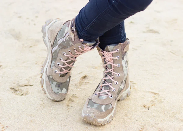 Botas militares ou de caminhada na areia . — Fotografia de Stock