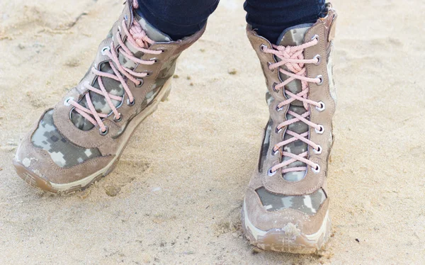 Botas militares ou de caminhada na areia . — Fotografia de Stock