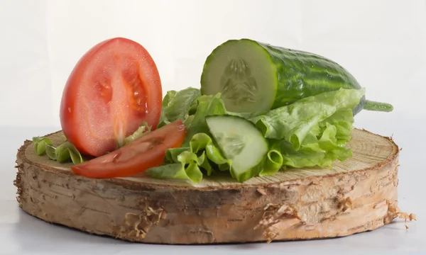 Kompozisyon organik olarak yetiştirilen sebzeler salatalık, domates, marul — Stok fotoğraf