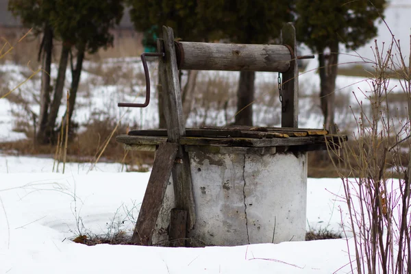 Gamla brunnar i byn vintern — Stockfoto