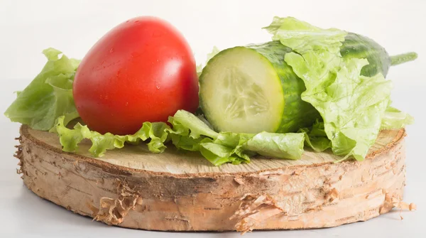 Kompozisyon organik olarak yetiştirilen sebzeler salatalık, domates, marul — Stok fotoğraf