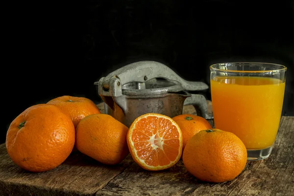 Natürmort mandalina ve katı meyve sıkacağı