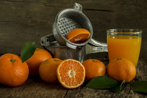 Natürmort mandalina ve katı meyve sıkacağı