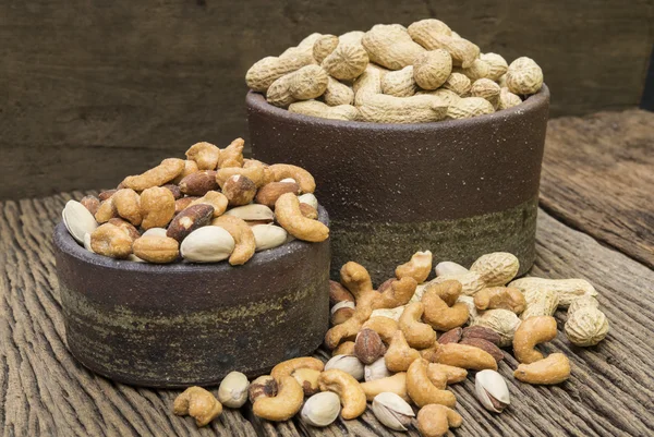 ahşap bir masa üzerine fındık karışımı 