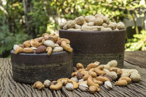 ahşap bir masa üzerine fındık karışımı 