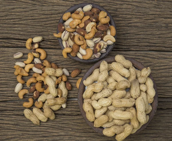 ahşap bir masa üzerine fındık karışımı 