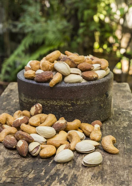 ahşap bir masa üzerine fındık karışımı 