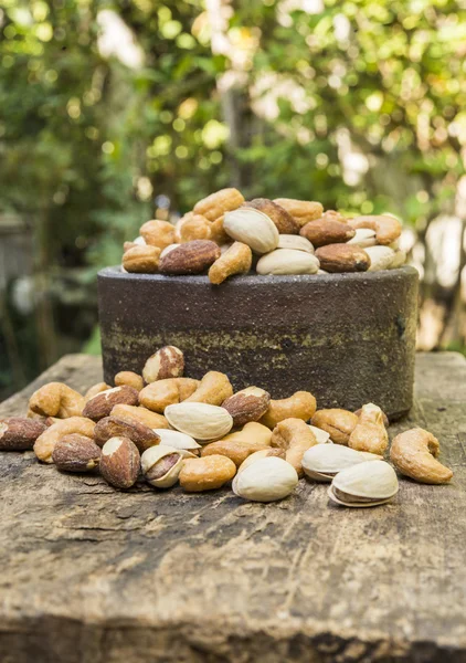 ahşap bir masa üzerine fındık karışımı 