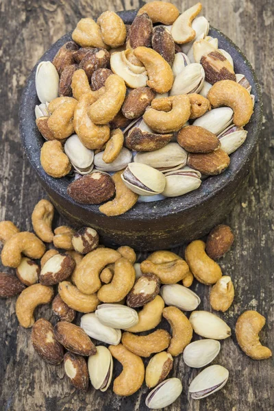 ahşap bir masa üzerine fındık karışımı 