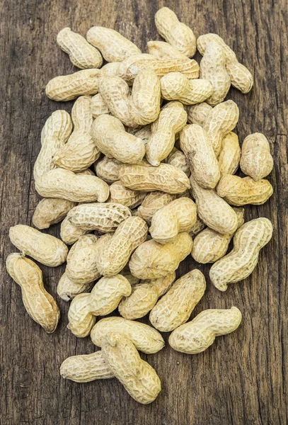 Fıstık kabukları ahşap arka plan üzerinde 