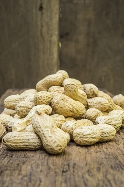 Fıstık kabukları ahşap arka plan üzerinde 