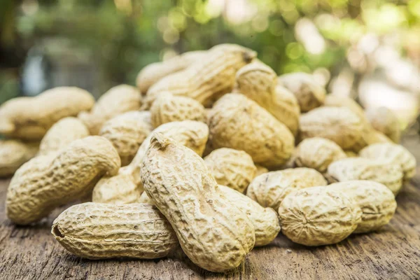 Fıstık kabukları ahşap arka plan üzerinde 