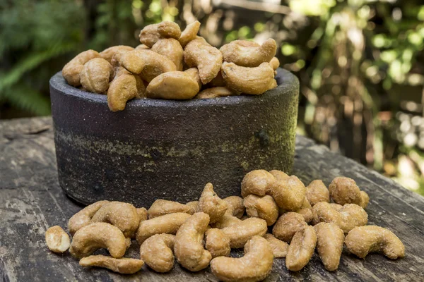 Cashewnüsse und Keramikschale — Stockfoto