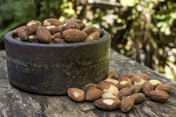 Badem ve seramik kase