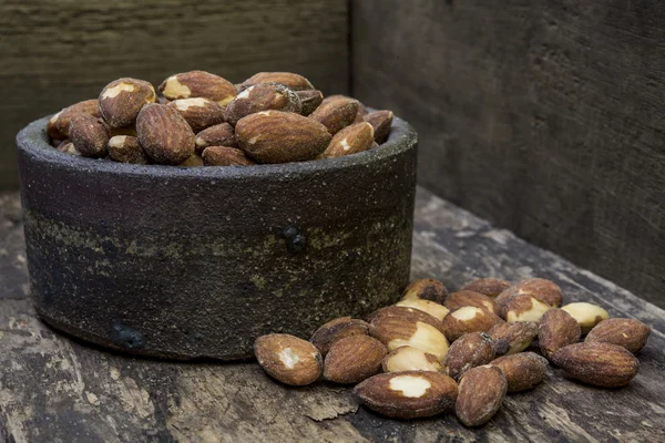 Badem ve seramik kase