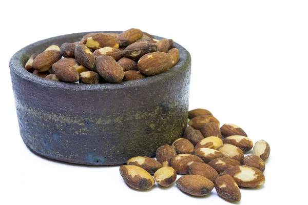 Badem ve seramik kase