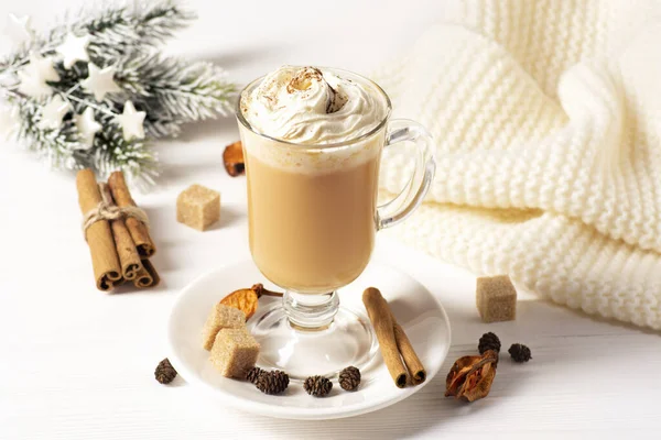 Latte Quente Com Especiarias Fundo Madeira Branco Lado Cachecol Malha — Fotografia de Stock