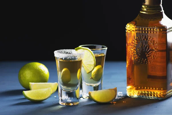 Una Botella Tequila Mexicana Dorada Chupitos Con Pie Cal Sal —  Fotos de Stock