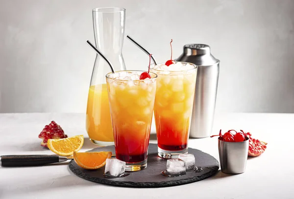 Két Alkoholos Koktél Napkelte Tequilával Egy Turmixgép Mellett Gyümölcslé Gyümölcsszeletek — Stock Fotó