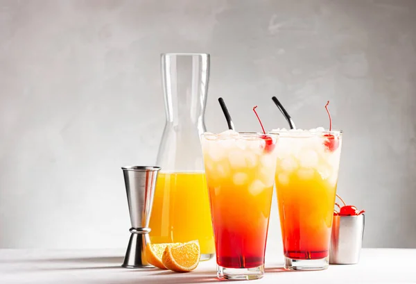Két Pohár Tequila Sunrise Koktél Egy Szürke Betonasztalon Egy Üveg — Stock Fotó