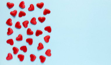 Mavi arkaplanda birçok küçük kalp, afiş, desen, yatay yönelim, kopyalama alanı