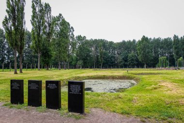 Auschwitz, Polonya - 30 Temmuz 2018: Polonya 'daki Auschwitz Birkenau toplama kampında toplu mezar