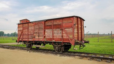 Auschwitz, Polonya - 30 Temmuz 2018: Polonya 'nın Auschwitz Birkenau toplama kampındaki demiryolu hattında kırmızı ahşap bir Nazi vagonu