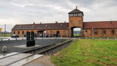 Auschwitz, Polonya - 30 Temmuz 2018: Polonya 'nın Auschwitz Birkenau toplama kampındaki Auscwitz Kapıhanesinin demiryolu ve girişi