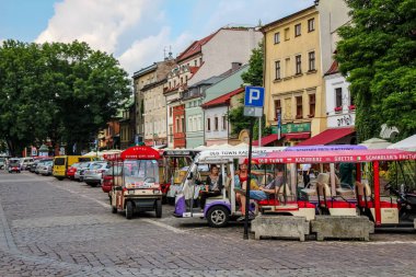Krakow, Polonya - 29 Temmuz 2018: Szeroka sokak ve meydanına park etmiş elektrikli turizm arabaları, Kazimierz, Yahudi Mahallesi, Krakow, Polonya